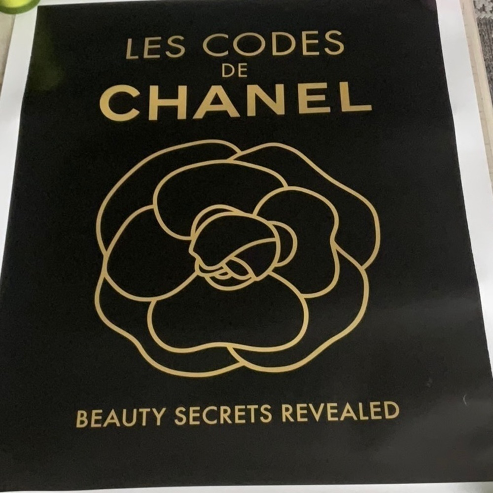 Les Codes de Chanel / Beauty Secrets Revealed. Chanel Inc., 2010.